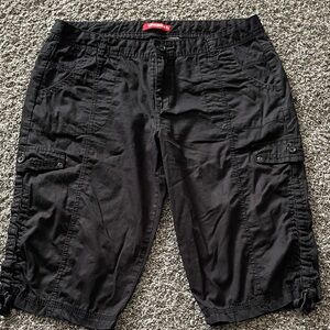 ***SOLD***Women’s UNIONBAY Black Cargo Shorts (See Pics for Exact Measurements!)
